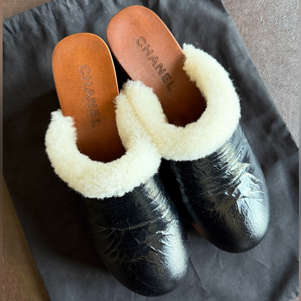 🖤CHANEL🖤Shearling Crinkled Leather Clogs